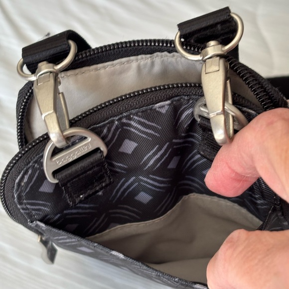 Baggalini crossbody/wristlet - Picture 6 of 8
